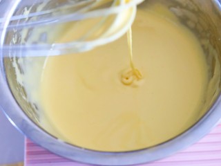 3、火爆Ins的StrawberryOmelet草莓抱抱卷,搅拌打发至蛋黄颜色变浅,变粘稠。(这一步可以使用电动打蛋器)