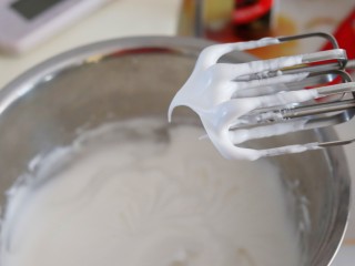 4、火爆Ins的StrawberryOmelet草莓抱抱卷,蛋白中滴入柠檬汁,倒入细砂糖,打至中性发泡。