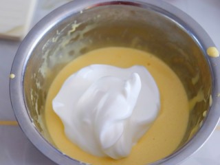 5、火爆Ins的StrawberryOmelet草莓抱抱卷,三分之一蛋白放入蛋黄中搅拌均匀。