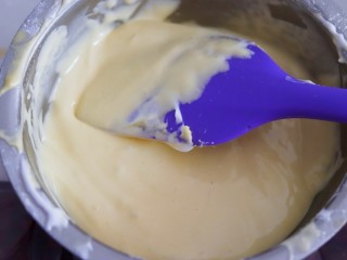 7、火爆Ins的StrawberryOmelet草莓抱抱卷,再次取三分之一蛋白混合均匀。