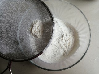 2、红糖马拉糕,面粉和泡打粉混合过筛一次，黄油隔热水融化成液体备用
