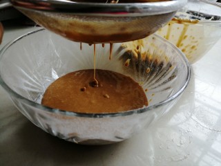 7、红糖马拉糕,将蛋糕糊过筛一次更细腻