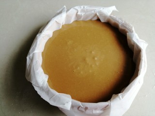 10、红糖马拉糕,将蛋糕糊倒入蒸笼里，静置20分钟