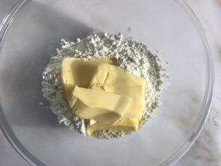 7、蛋黄酥（黄油版）,低筋面粉加入黄油