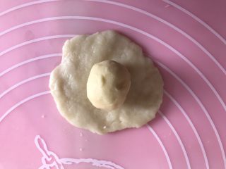 10、蛋黄酥（黄油版）,油皮擀成圆片包裹上油酥