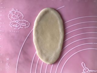 12、蛋黄酥（黄油版）,擀成长舌状