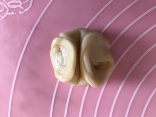 17、蛋黄酥（黄油版）,醒好的面两头压一下