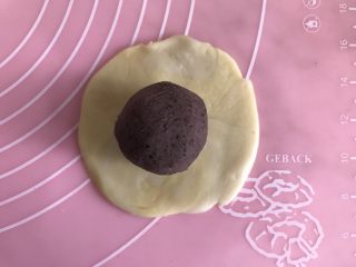 20、蛋黄酥（黄油版）,放到擀好的饼上，包起来