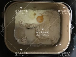 1、爆浆乳酪面包（平底锅版）,除黄油、奶油奶酪、糖粉外的所有材料投入面包机桶内，启动和面程序，和成有延展性的面团