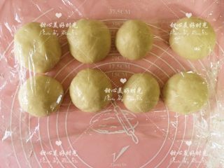 8、爆浆乳酪面包（平底锅版）,将每一份面团滚圆，盖上保鲜膜，让面团松弛10分钟
