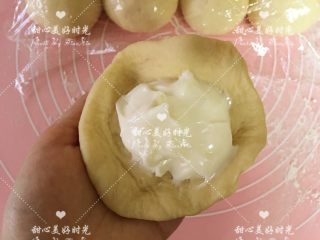9、爆浆乳酪面包（平底锅版）,取出一个小面团，擀成中间厚四周薄的圆片，包入2勺乳酪馅，将接口处捏紧