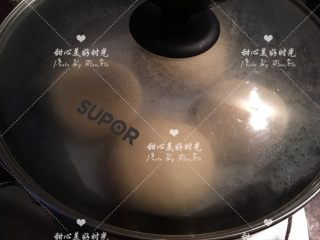 11、爆浆乳酪面包（平底锅版）,发酵好的面团，开最小火，盖上锅盖煎烤6分钟左右