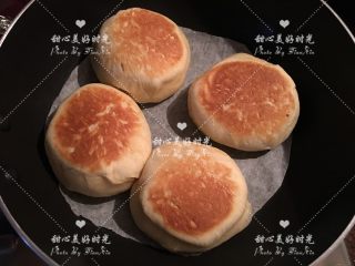 12、爆浆乳酪面包（平底锅版）,待一面略黄，小心地翻面，盖上锅盖再继续煎烤约6分钟，直至另一面也上色即可