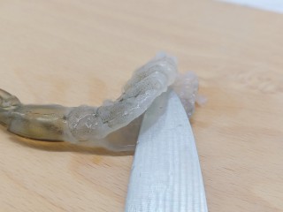 4、面包糠炸虾,用到轻轻地在虾背划一下，不要划穿、再用胡椒粉、十三香、蚝油、食盐、生姜、蒜抓匀腌制15分钟入味。