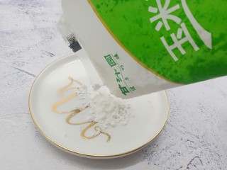 6、面包糠炸虾,盘子里倒入玉米淀粉。