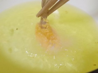 11、面包糠炸虾,油温五成热、下对虾油炸。