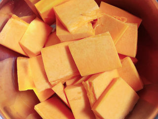 2、脆皮南瓜饼,南瓜切片儿待用。