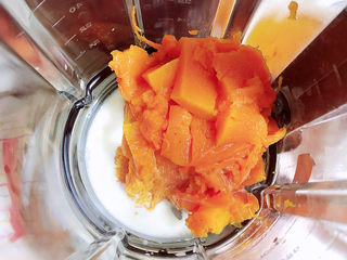 5、脆皮南瓜饼,将南瓜放入破壁机中，放入白糖，倒入80ml牛奶，选择破壁健，将把南瓜打成泥。