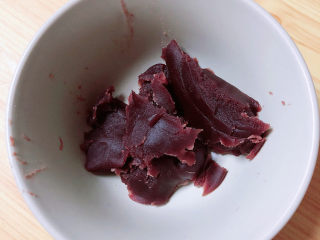 9、脆皮南瓜饼,准备好红豆沙。