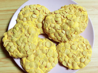 13、脆皮南瓜饼,逐一做好脆皮南瓜饼胚。