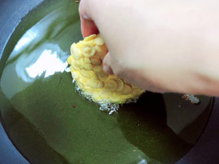 14、脆皮南瓜饼,锅中倒入油，加热至五成热，放入南瓜饼。