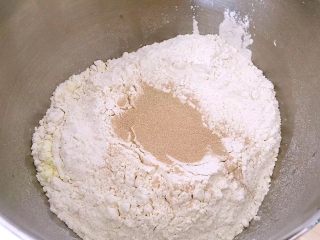 1、汉堡????坯,所有材料放入厨师机