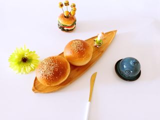 14、汉堡????坯,葱汉堡????坯中间切开抹上一层黄油，好吃极了