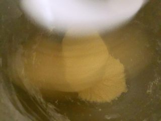 4、甜甜圈????,进行揉面，面团要揉至出手套膜