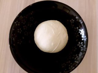 5、甜甜圈????,揉好的面团盖上保鲜膜放在温暖处进行第一次发酵