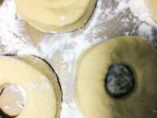 11、甜甜圈????,进行第二次发酵发酵至两倍大，一定要进行二次发酵这样炸出来的甜甜圈才会既酥脆又柔软