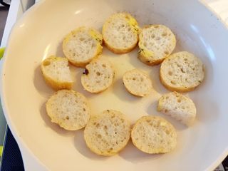 3、法式吐司砂锅（Casserole ）,放入切片后法棍，煎至两面微微金黄（时间紧的可直接跳过这一步）取出备用