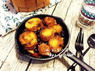 15、法式吐司砂锅（Casserole ）,这样配合蓝莓焗烤，口感非常独特，感觉吃出了蓝莓的新高度