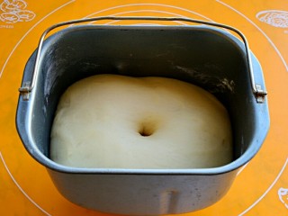 4、椰香吐司,发酵好，用手指戳一个小洞，不回缩即可