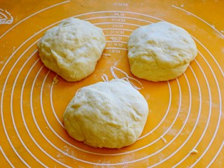 5、椰香吐司,分成三个面团