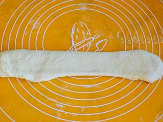 8、椰香吐司,再擀成长条