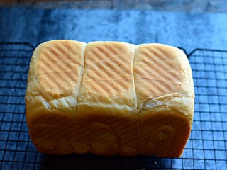 12、椰香吐司,脱模，彻底晾凉后切片