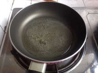 1、超柔软的棉花蛋糕,不粘锅里加入玉米油，小火加热至微沸。