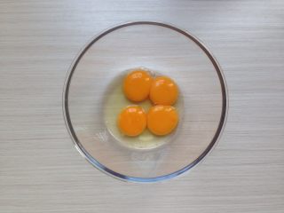 3、超柔软的棉花蛋糕,预热烤箱150度。3个蛋黄和1个全蛋打在盆里。