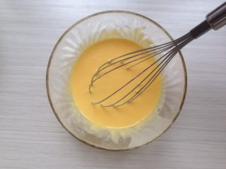 6、超柔软的棉花蛋糕,拌好的蛋黄糊呈流动状态。