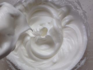 8、超柔软的棉花蛋糕,细砂糖分三次加入蛋清里，打发至有小弯钩的状态。