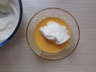 9、超柔软的棉花蛋糕,取三分之一打发好的蛋白霜到蛋黄糊里。