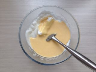 10、超柔软的棉花蛋糕,用刮刀翻拌均匀，然后倒回剩余的蛋白霜里，用同样的手法翻拌均匀。