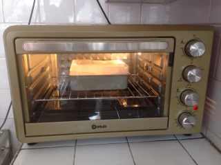 12、超柔软的棉花蛋糕,烤盘里装热水，放东菱烤箱最下面一层，模具放烤架上，放倒数第二层。烘烤50分钟。