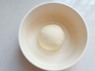 1、老面核桃软欧,先做老面酵头：将所有老面材料混合，揉成光滑的面团，盖保鲜膜先室温发酵1小时，再放入冰箱冷藏发酵过夜；