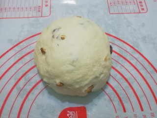 4、老面核桃软欧,然后取出面团，加入核桃碎和蔓越莓揉均匀；