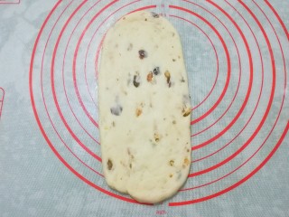 9、老面核桃软欧,然后擀成长面皮；