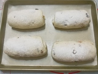 12、老面核桃软欧,发酵好的面包胚取出，先均匀的筛上一层面粉；