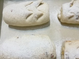 13、老面核桃软欧,用小剪刀由下至上左右各剪一刀，呈M字形状；