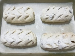 14、老面核桃软欧,剪好所有面包胚后，放入预热好的烤箱上火200℃，下火170℃，烤约20分钟左右即好；