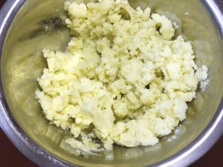5、中式点心+土豆饼,将蒸好的土豆趁热捣碎压成土豆泥